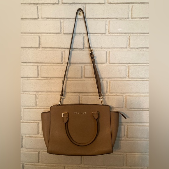 Michael Kors Selma Bag, Medium - Picture 2 of 10